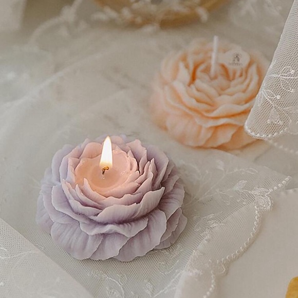 Flower Shaped Aromatherapy Candle - Picture 2 of 3